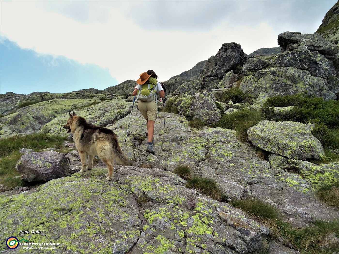 73 Risalendo al laghetto e passo di Verrobbio.JPG